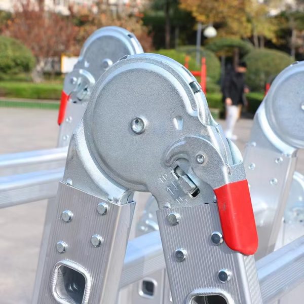 détail charnière et verrouillage échelle