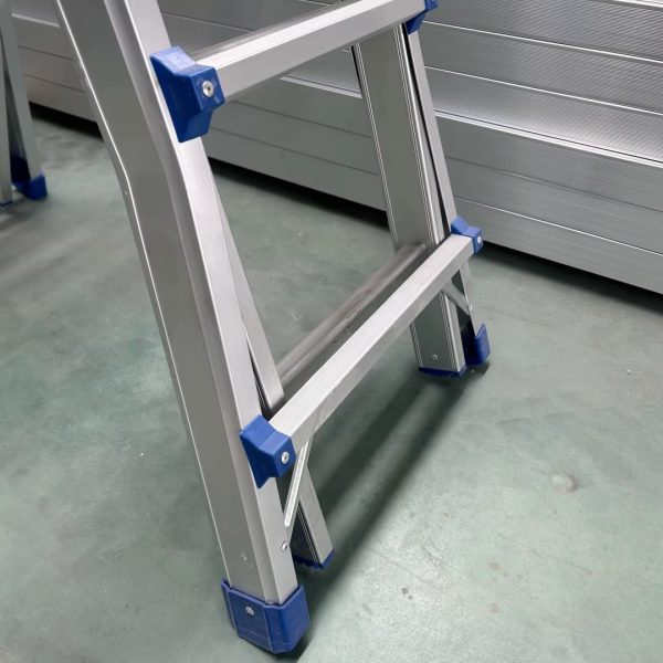 Echelle-multifonction-pieds-antidirapente