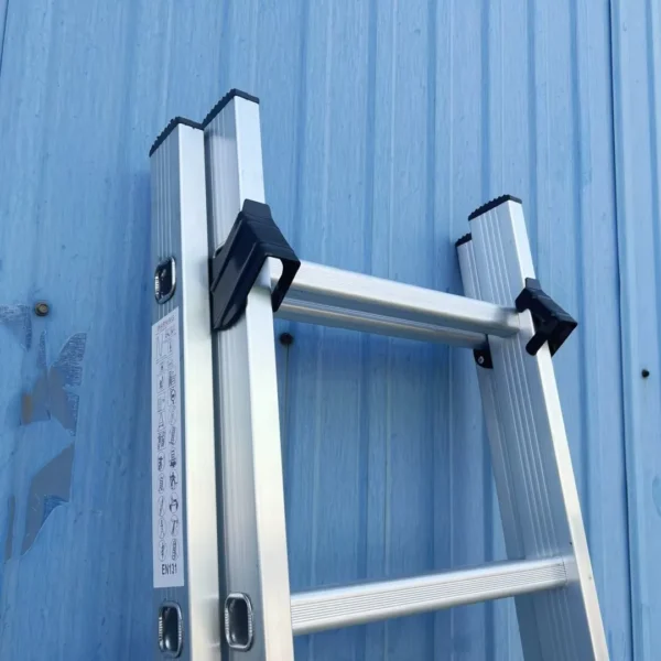 echelle-aluminium-vue-haut Détail des crochets de sécurité et du système de guidage supérieur échelle coulissante