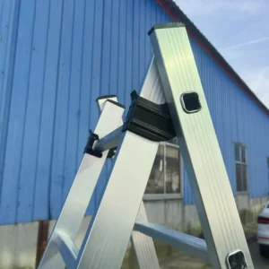 echelle-coulissante-ouverture une photo d'un système d'ouverture pour une échelle 2 palns en aluminium